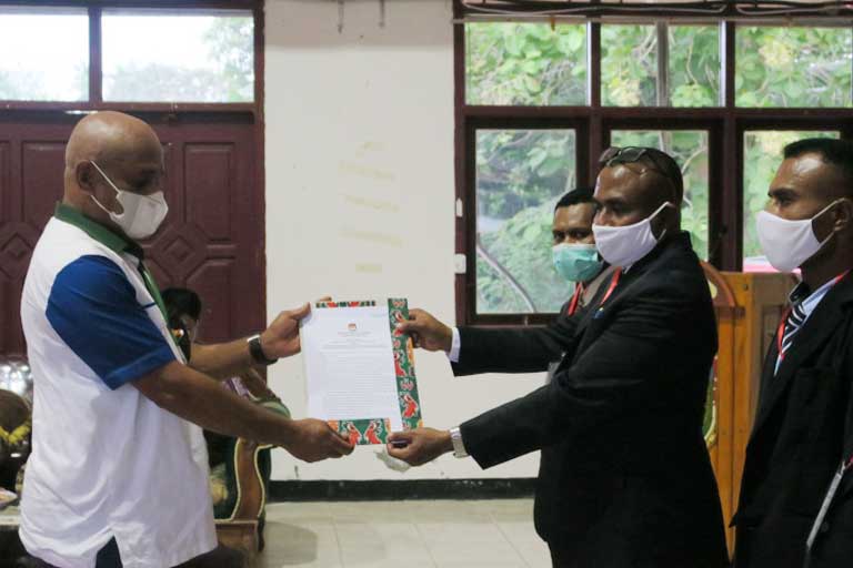 Ketua-KPU-Menyarahkan-Hasil-Keputusan