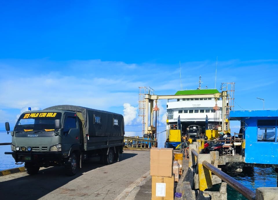 Aktifitas Bongkar Muat dan keluar masuk kendaraan berat milik Makorem 173/PVB