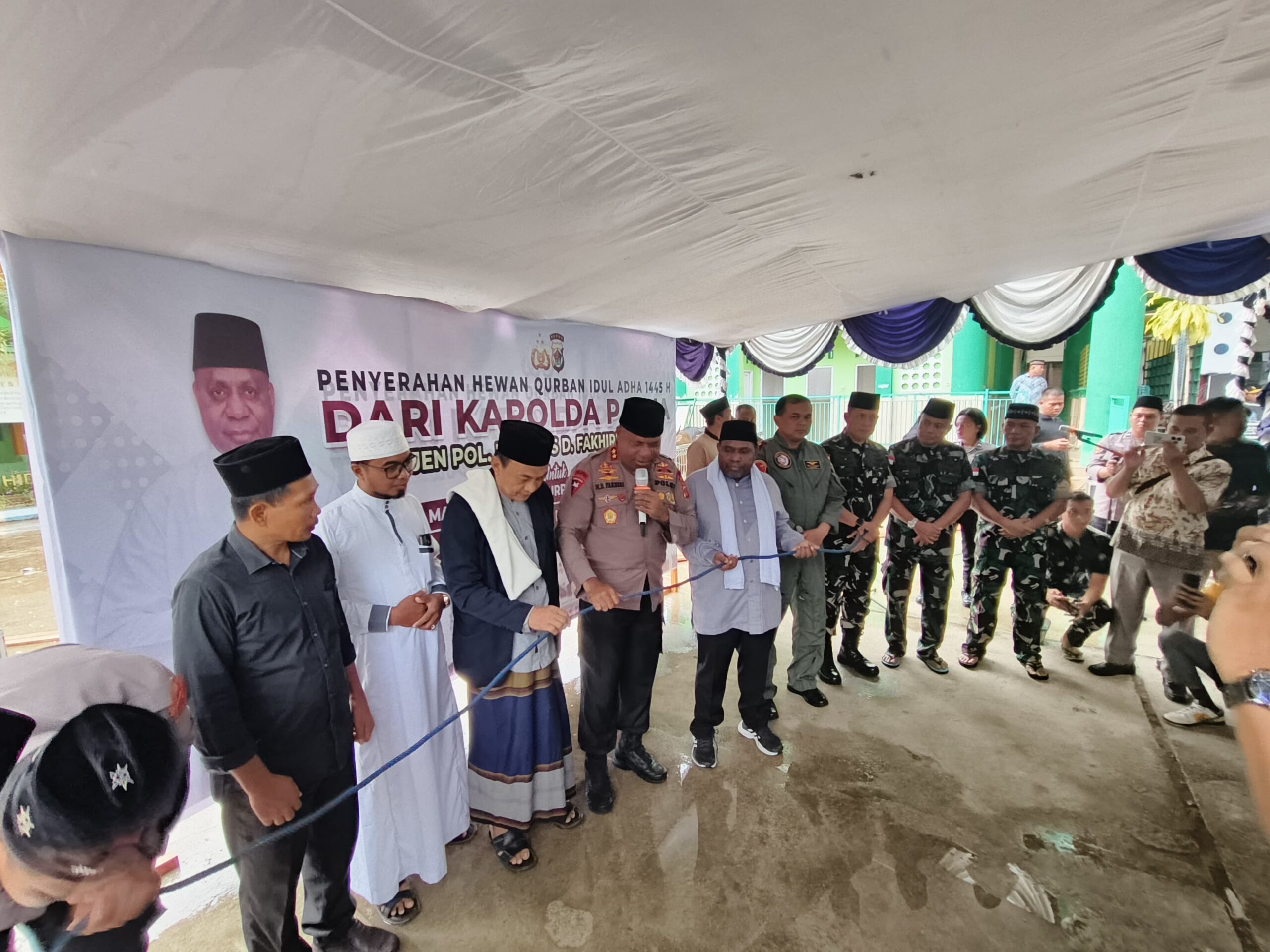 Kapolda Papua Irjend.Pol Mathius Fakhiri, saat menyerahkan hewan kurban untuk disembelih pada Idul Adha 1445 H