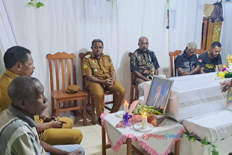 Bupati Waropen saat memeluk erat Kepala Suku Besar Kampung Sanggei, saat memberikan penghormatan terakhir kepada Alm Pdt, Frans Bisi Wonatorei, SP.,M.Th, yang juga sebagai Ketua Dewan Adat Waropen. waropen berduka cita