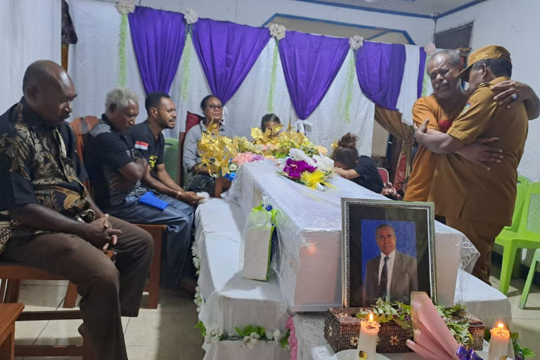 Bupati Waropen saat memeluk erat Kepala Suku Besar Kampung Sanggei, saat memberikan penghormatan terakhir kepada Alm Pdt, Frans Bisi Wonatorei, SP.,M.Th, yang juga sebagai Ketua Dewan Adat Waropen. waropen berduka cita