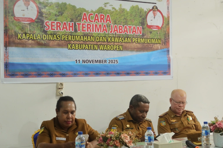 Bupati dan sejumlah pejabat Eselon II saat menyaksikan penyerahan SK tugas PLt Kepala Dinas Perkim kepada Bernadetha Goo, M.SI Bupati Waropen Lantik Plt Kadis Perkim Bernadetha Goo