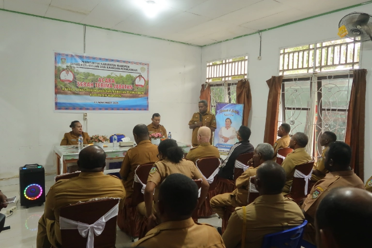 suasana pelaksanaan kegiatan Bupati Waropen Lantik Plt Kadis Perkim Bernadetha Goo