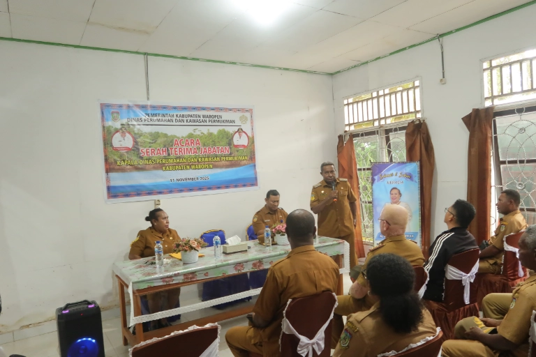 Bupati dan sejumlah pejabat Eselon II saat menyaksikan penyerahan SK tugas PLt Kepala Dinas Perkim kepada Bernadetha Goo, M.SI waropen